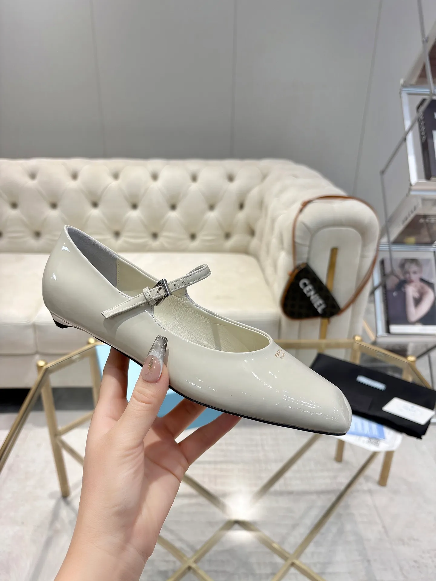 👟👟Ex-factory price 580👟👟 (imitation leather bottom-20) New arrival 👉Ready stock👈Remove the original board and make a 1:1 replica‼ ️ The highest version of Prada's early spring catwalk hot style 😘The latest spring style Retro Mary Jane series Genuine leather sole, simulated leather sole, a must-have for goddesses Super comfortable on the feet, reducing age 👉The upper is made of imported cowhide leather, comfortable and small square toe, retro and playful, lining + foot pads, imported sheepskin lining, breathable and comfortable (1.5 high small insert heel) ) Matched private model buckle (all original logos) Size 35M-39M (34 40 41 42 customized, non-returnable and non-exchangeable)